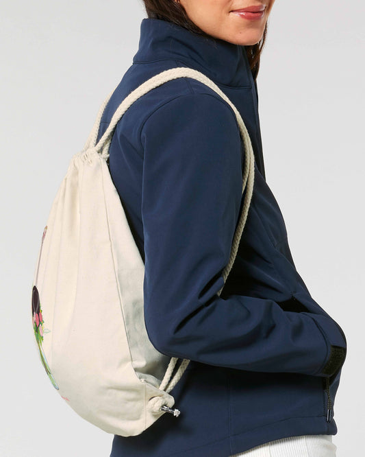 EINHORST® Sportbeutel in der Farbe "Natural" mit dem Motiv "Blumenstrauß", Bild von weiblicher Person mit Sportbeutel