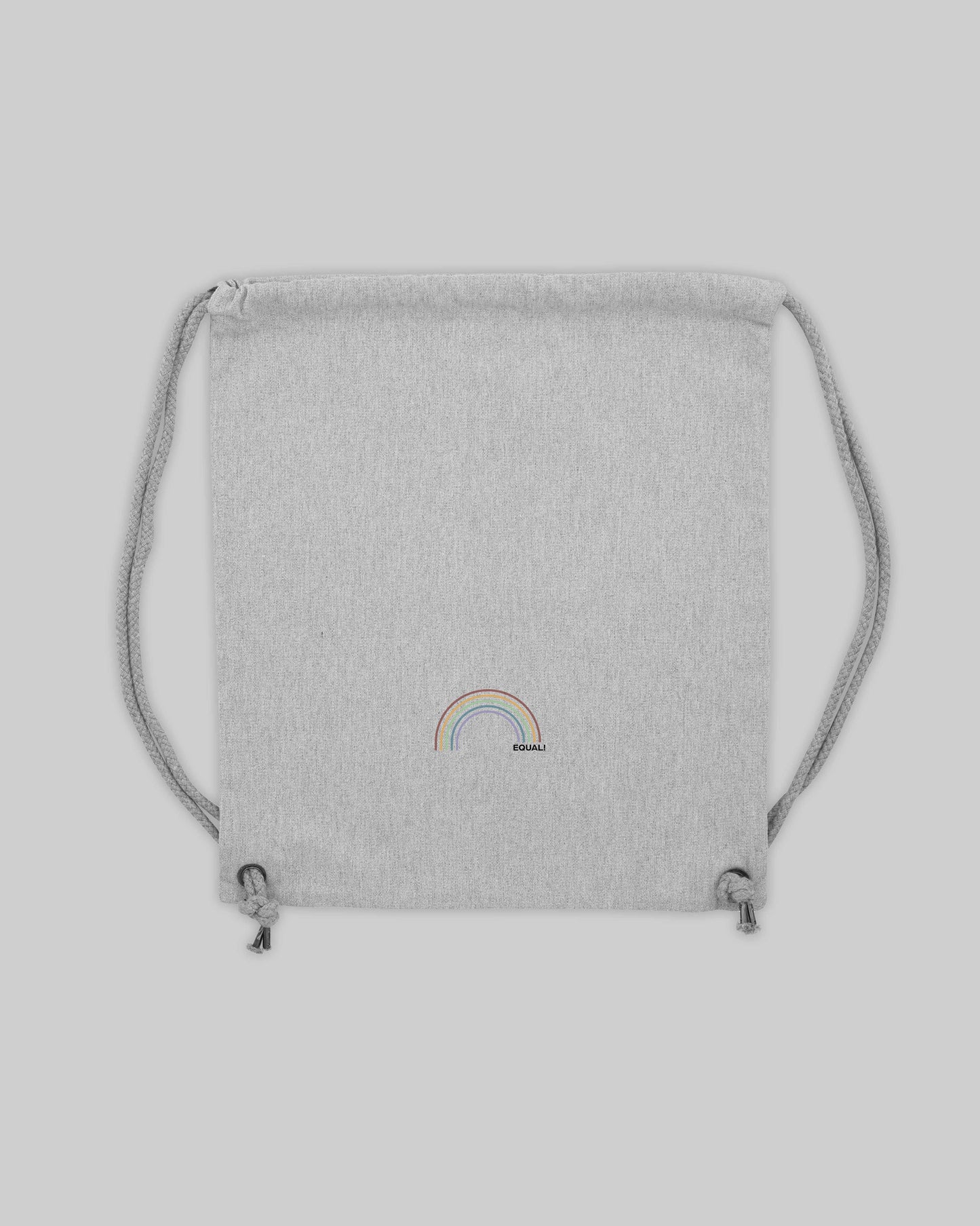 EINHORST® Sportbeutel in "Heather Grey" mit dem Motiv "equal Regenbogen" in der Kombination bunter Regenbogen mit schwarzer Schrift, Bild von Sportbeutel von hinten