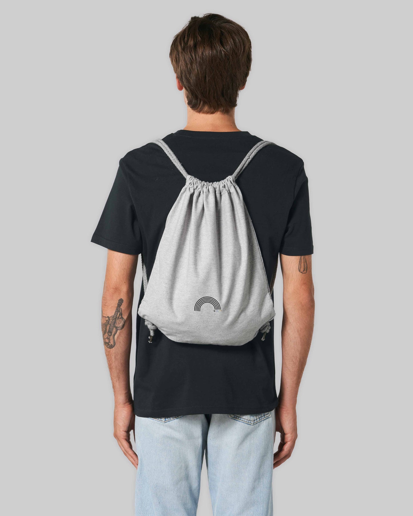 EINHORST® Sportbeutel in "Heather Grey" mit dem Motiv "s-ally Regenbogen" in der Kombination schwarzer Regenbogen mit bunter Schrift, Bild von männlicher Person mit Sportbeutel
