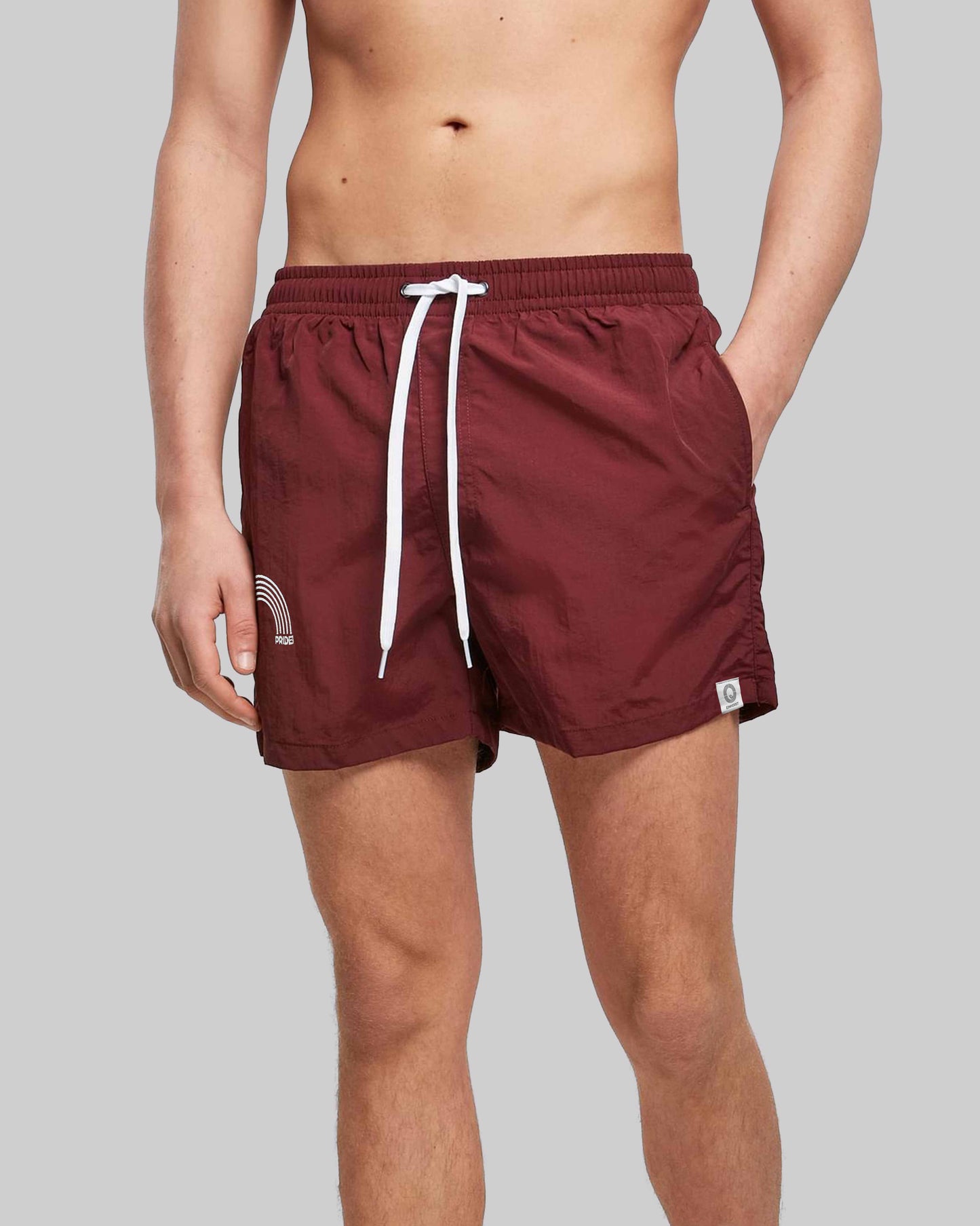 EINHORST® Schwimm- & Sportshorts mit dem Motiv "pride-Regenbogen" in der Farbe "Cerry", Bild von einer männlichen Person von vorne, die die Shorts trägt