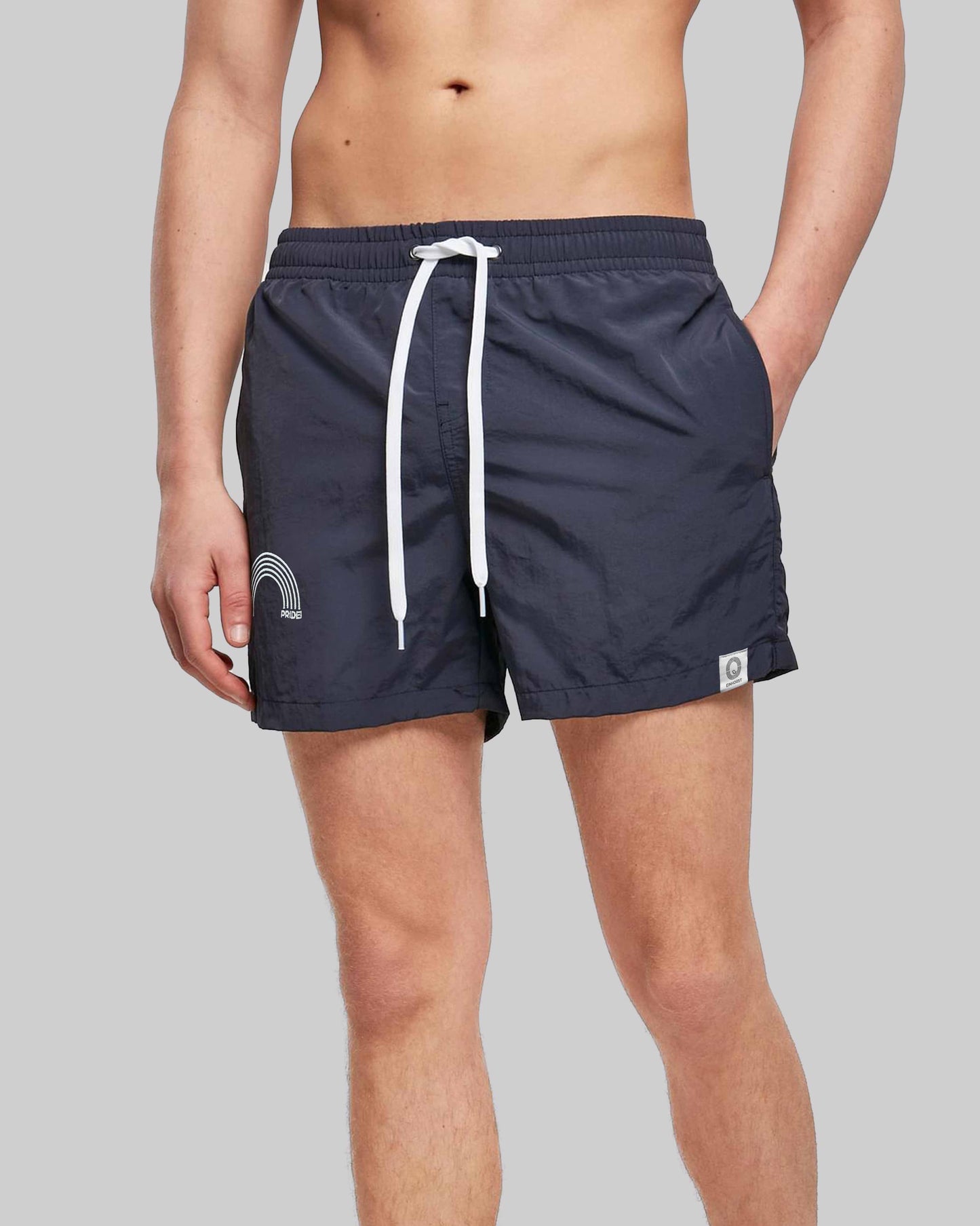 EINHORST® Schwimm- & Sportshorts mit dem Motiv "pride-Regenbogen" in der Farbe "Navy", Bild von einer männlichen Person von vorne, die die Shorts trägt