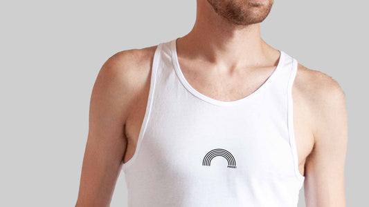 Nahaufnahme eines Tank-Tops mit einem der ersten Designs der Pride-Kollektion