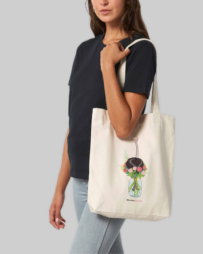 EINHORST® Stofftasche in der Farbe "Natural" mit dem Motiv "Blumenstrauß", Bild von weiblicher Person mit Stofftasche