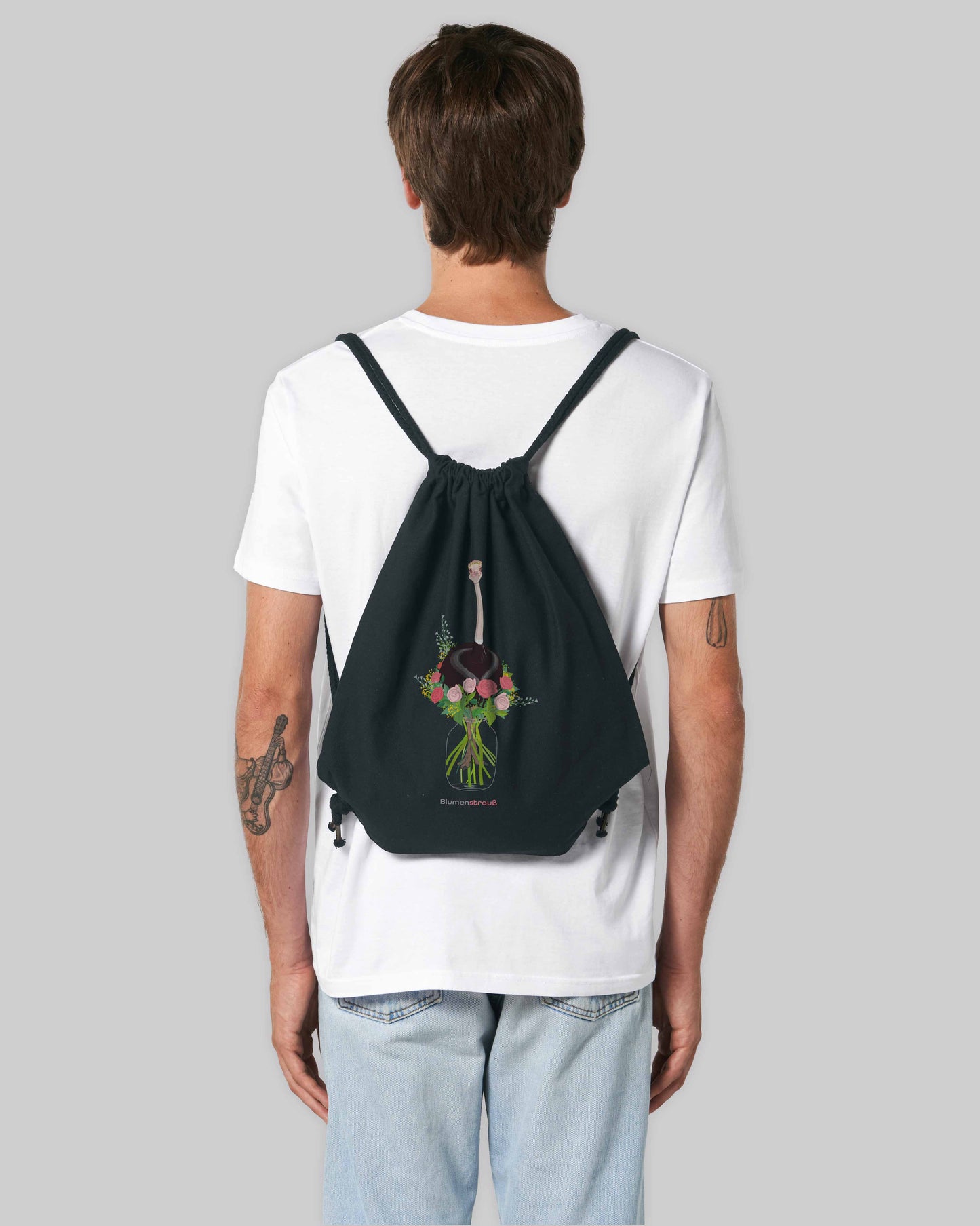 EINHORST® Sportbeutel in Schwarz mit dem Motiv "Blumenstrauß", Bild von männlicher Person mit Sportbeutel von hinten