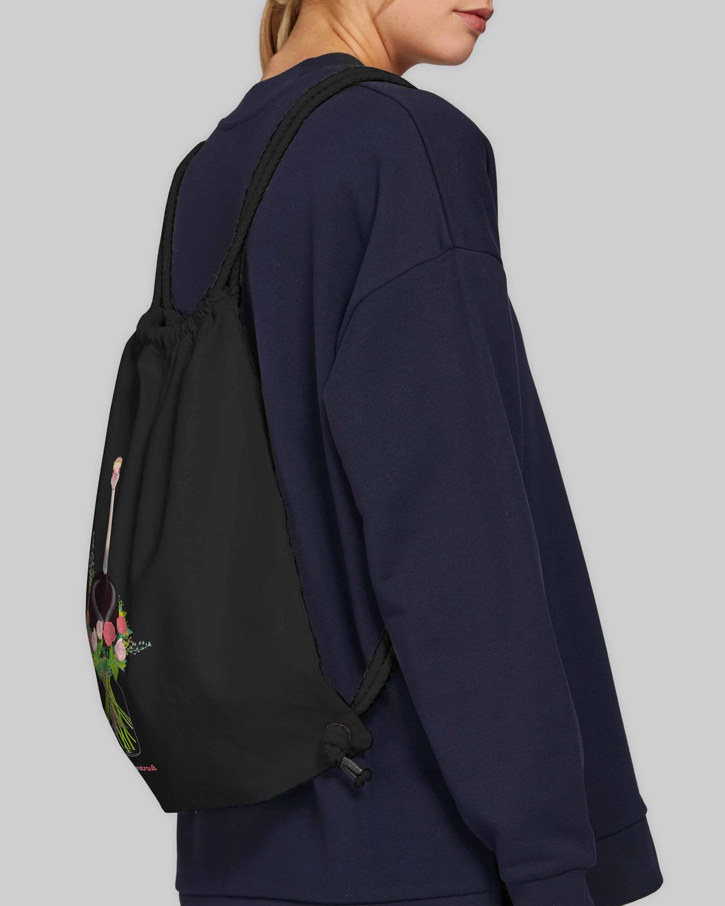 EINHORST® Sportbeutel in Schwarz mit dem Motiv "Blumenstrauß", Bild von weiblicher Person mit Sportbeutel