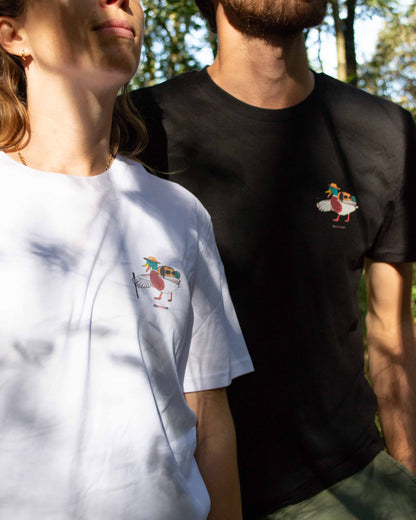 EINHORST® unisex Organic Shirt mit dem Motiv "Abenteuer", Bild von männlicher und weiblicher Person mit Shirt draußen
