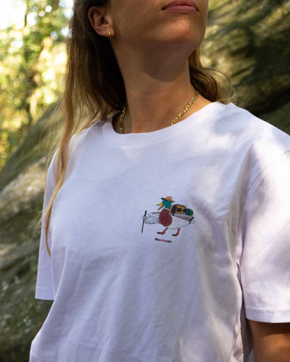 EINHORST® unisex Organic Shirt in Weiß mit dem Motiv "Abenteuer", Bild von weiblicher Person mit Shirt draußen