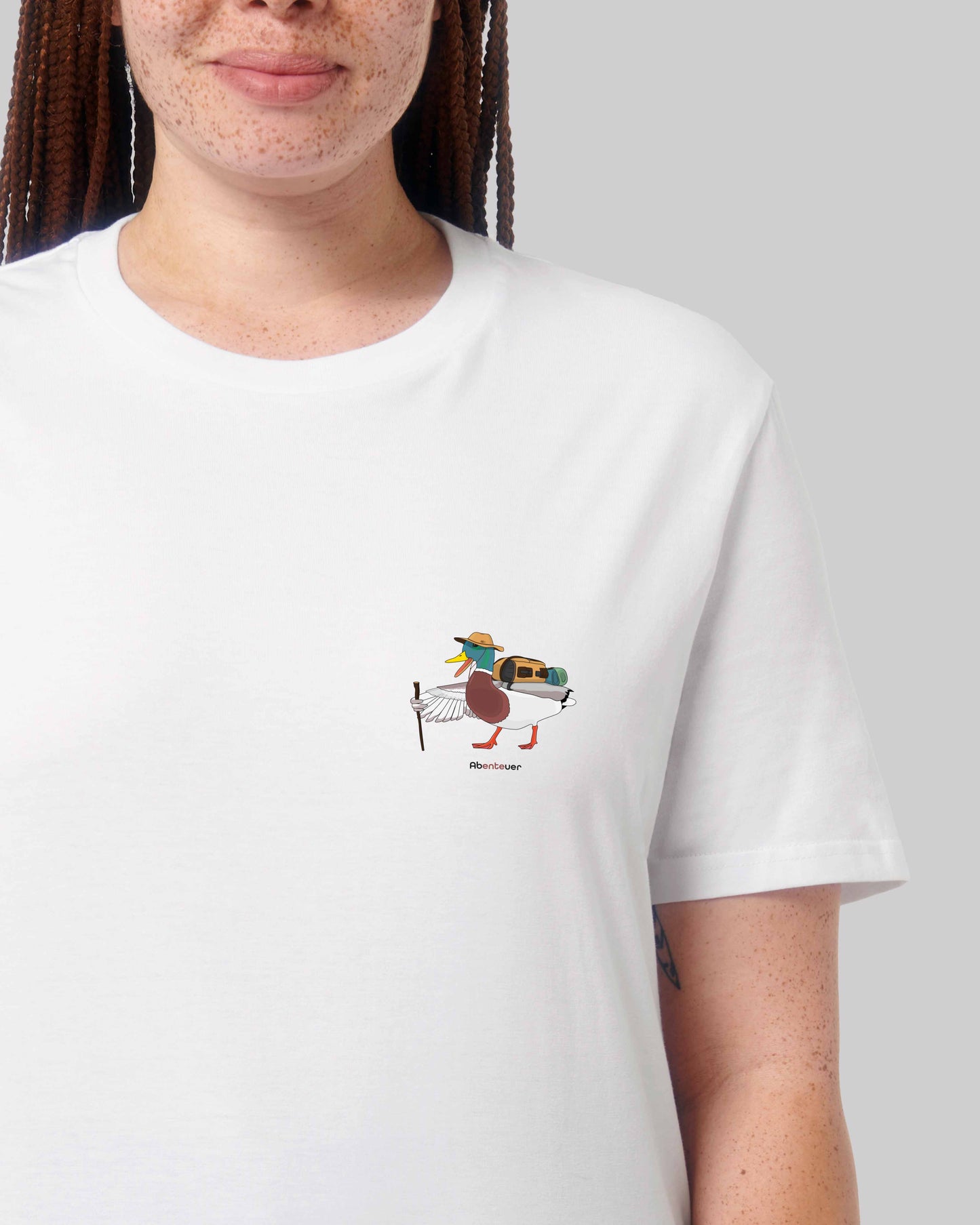 EINHORST® unisex Organic Shirt in Weiß mit dem Motiv "Abenteuer", Bild von weiblicher Person mit Shirt