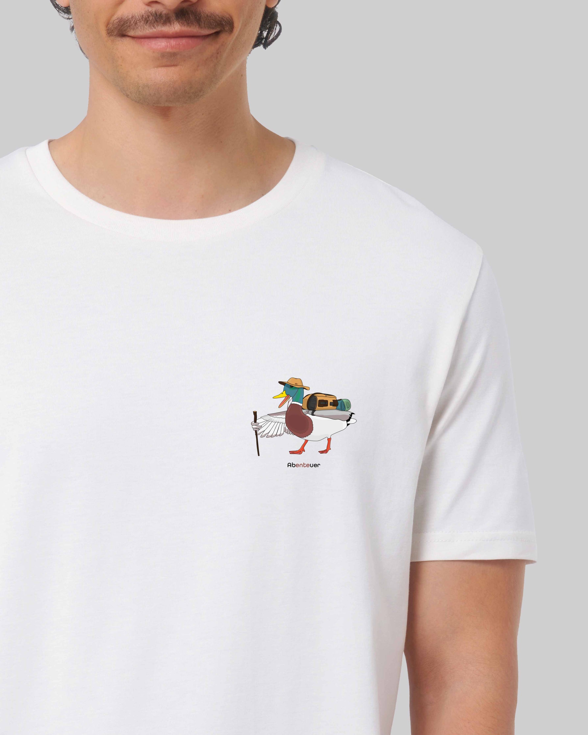 EINHORST® unisex Organic Shirt in Weiß mit dem Motiv "Abenteuer", Bild von männlicher Person mit Shirt