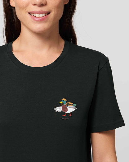 EINHORST® unisex Organic Shirt in Schwarz mit dem Motiv "Abenteuer", Bild von weiblicher Person mit Shirt