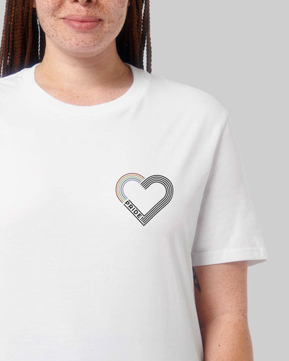 EINHORST® unisex Organic Shirt in Weiß mit dem Motiv "pride Herz", Bild von weiblicher Person mit Shirt