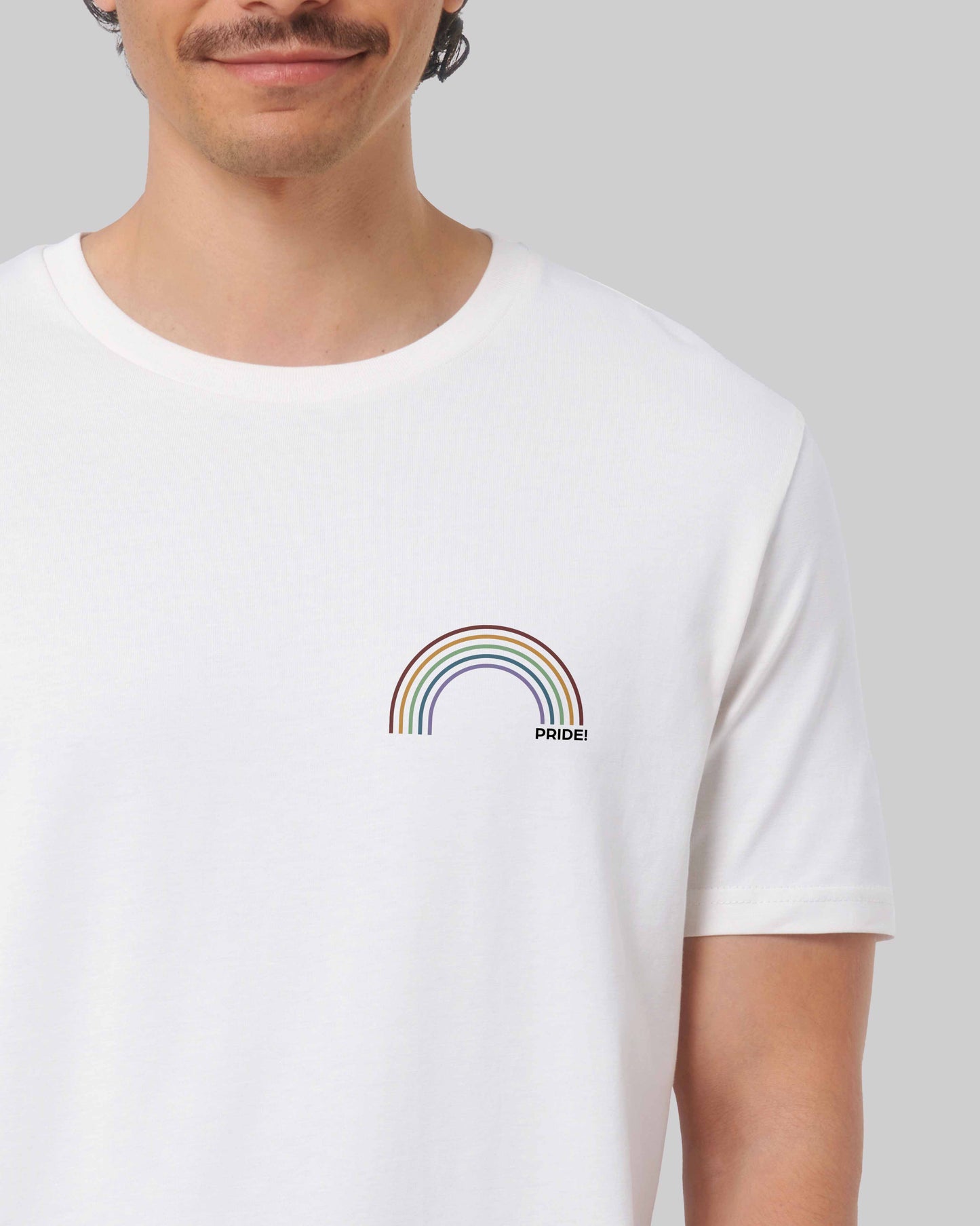 EINHORST® unisex Organic Shirt in Weiß mit dem Motiv "pride Regenbogen" in der Kombination bunter Regenbogen mit schwarzer Schrift, Bild von männlicher Person mit Shirt