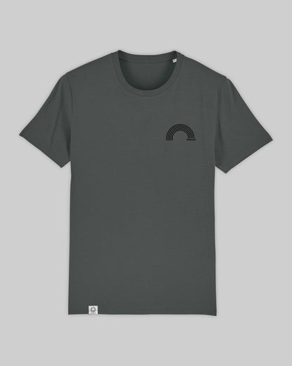 EINHORST® unisex Organic Shirt in "Anthracite" mit dem Motiv "proud Regenbogen" in der Kombination schwarzer Regenbogen mit schwarzer Schrift, Bild von Shirt von vorne