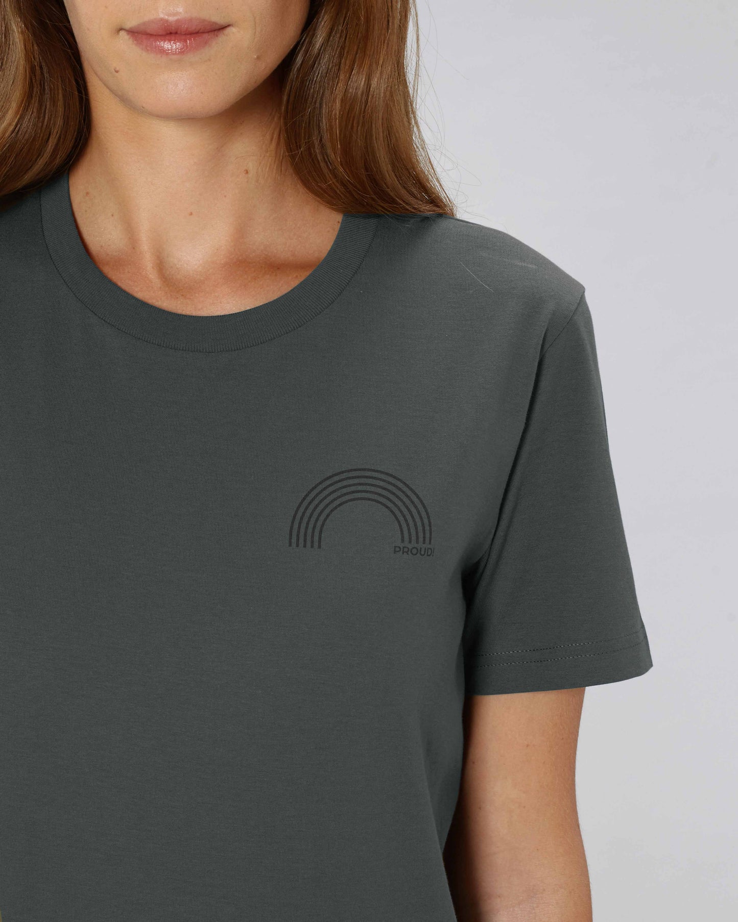 EINHORST® unisex Organic Shirt in "Anthracite" mit dem Motiv "proud Regenbogen" in der Kombination schwarzer Regenbogen mit schwarzer Schrift, Bild von weiblicher Person mit Shirt