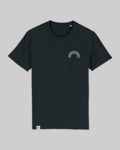 EINHORST® unisex Organic Shirt in Schwarz mit dem Motiv "proud Regenbogen" in der Kombination weißer Regenbogen mit weißer Schrift, Bild von Shirt von vorne