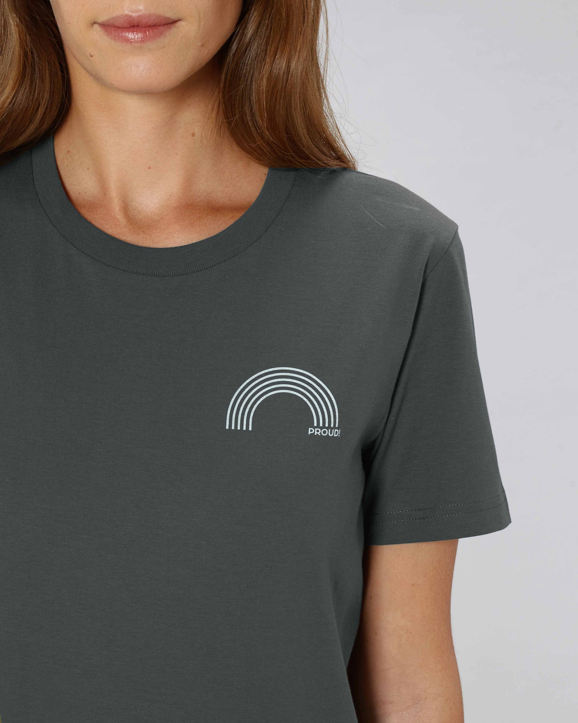 EINHORST® unisex Organic Shirt in "Anthracite" mit dem Motiv "proud Regenbogen" in der Kombination weißer Regenbogen mit weißer Schrift, Bild von weiblicher Person mit Shirt