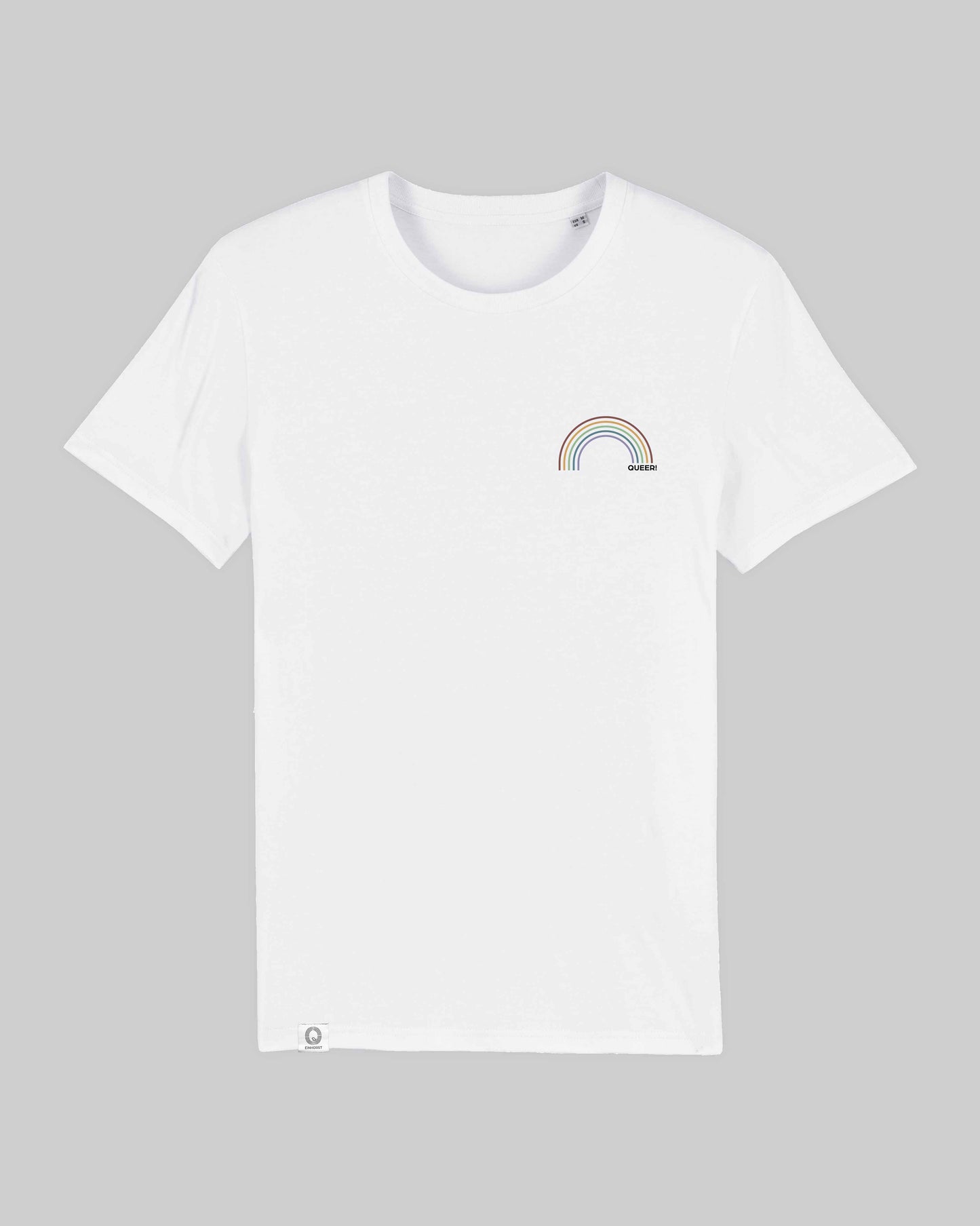 EINHORST® unisex Organic Shirt in Weiß mit dem Motiv "queer Regenbogen" in der Kombination bunter Regenbogen mit schwarzer Schrift, Bild von Shirt von vorne
