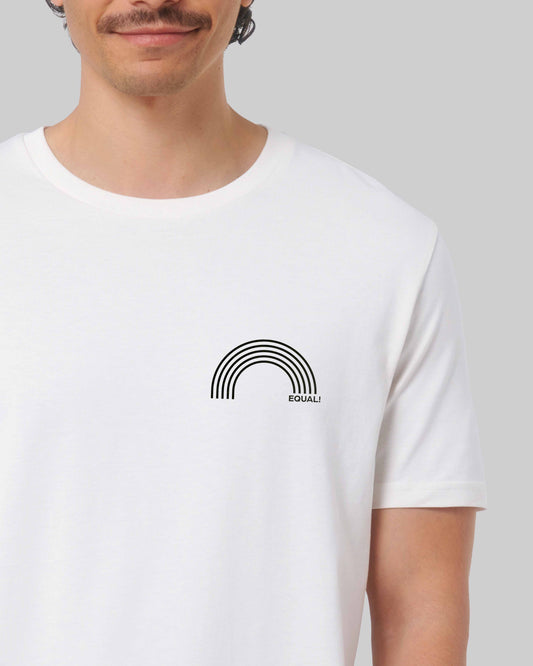 EINHORST® unisex Organic Shirt in weiß mit dem Motiv "equal-Regenbogen" in der Kombination schwarzer Regenbogen mit schwarzer Schrift, Bild von männlicher Person mit Shirt