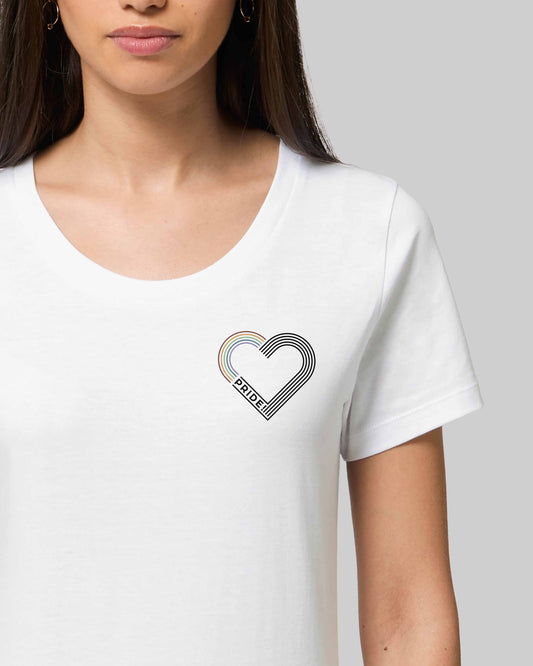 EINHORST® Organic Shirt tailliert in "Weiß" mit dem Motiv "pride Herz" in der Kombination bunter Regenbogen mit schwarzer Schrift, Bild von weiblicher Person mit Shirt