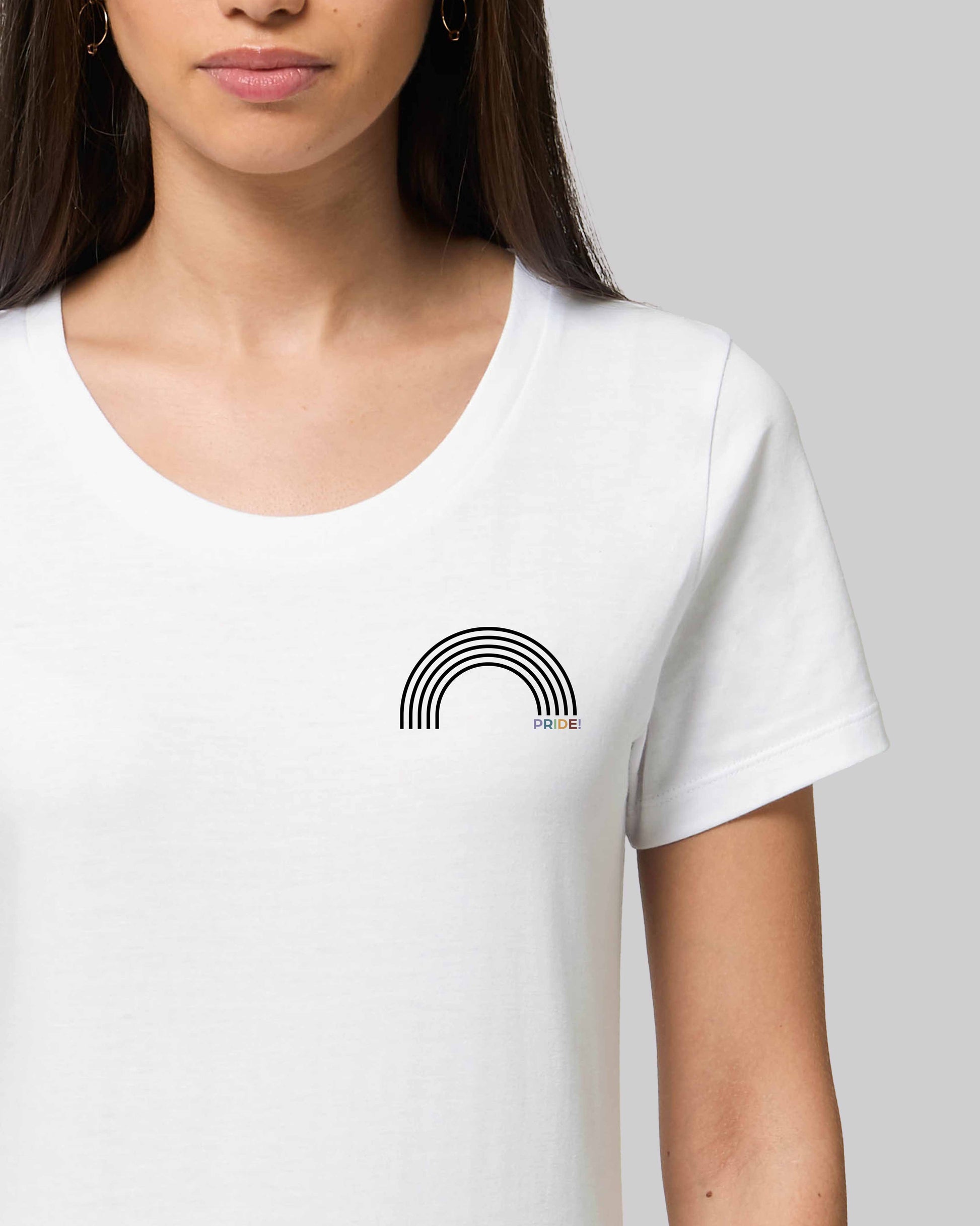 EINHORST® Organic Shirt tailliert in "Weiß" mit dem Motiv "pride Regenbogen" in der Kombination schwarzer Regenbogen mit bunter Schrift, Bild von weiblicher Person mit Shirt