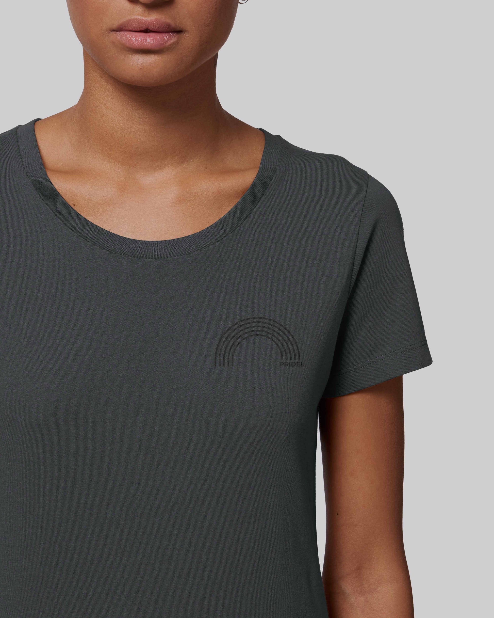 EINHORST® Organic Shirt tailliert in "Anthracite" mit dem Motiv "pride Regenbogen" in der Kombination schwarzer Regenbogen mit schwarzer Schrift, Bild von weiblicher Person mit Shirt