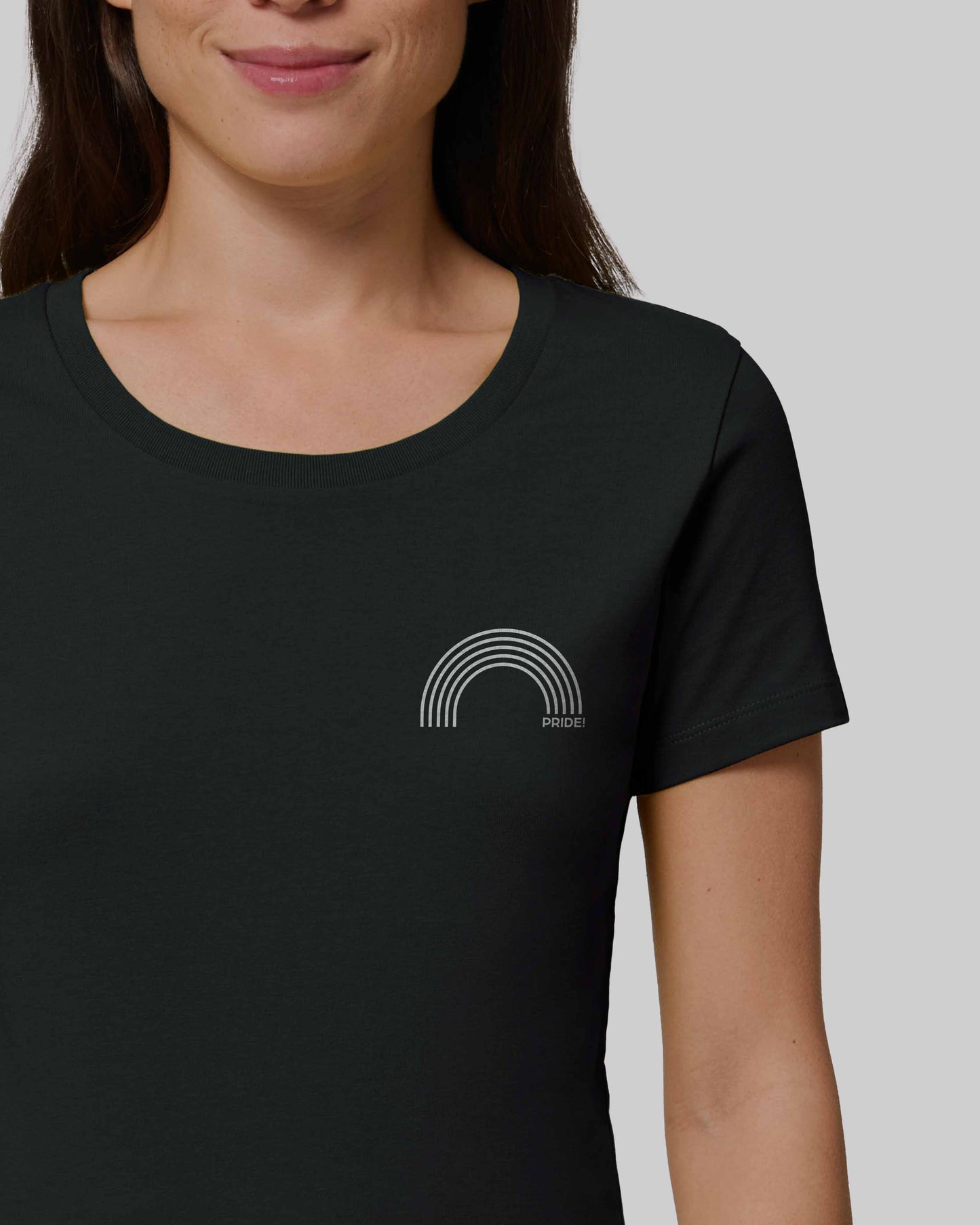 EINHORST® Organic Shirt tailliert in "Schwarz" mit dem Motiv "pride Regenbogen" in der Kombination weißer Regenbogen mit weißer Schrift, Bild von weiblicher Person mit Shirt