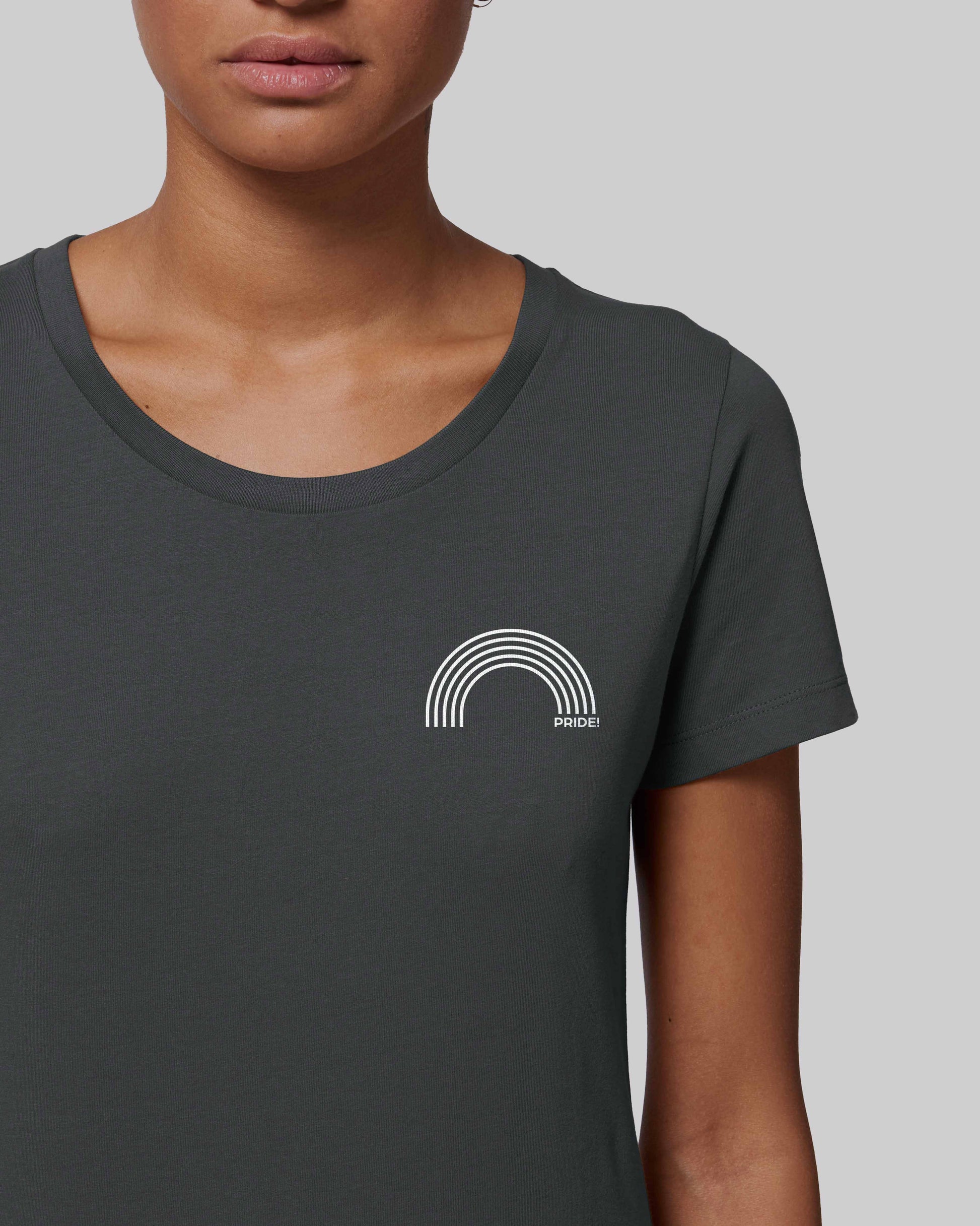 EINHORST® Organic Shirt tailliert in "Anthracite" mit dem Motiv "pride Regenbogen" in der Kombination weißer Regenbogen mit weißer Schrift, Bild von weiblicher Person mit Shirt