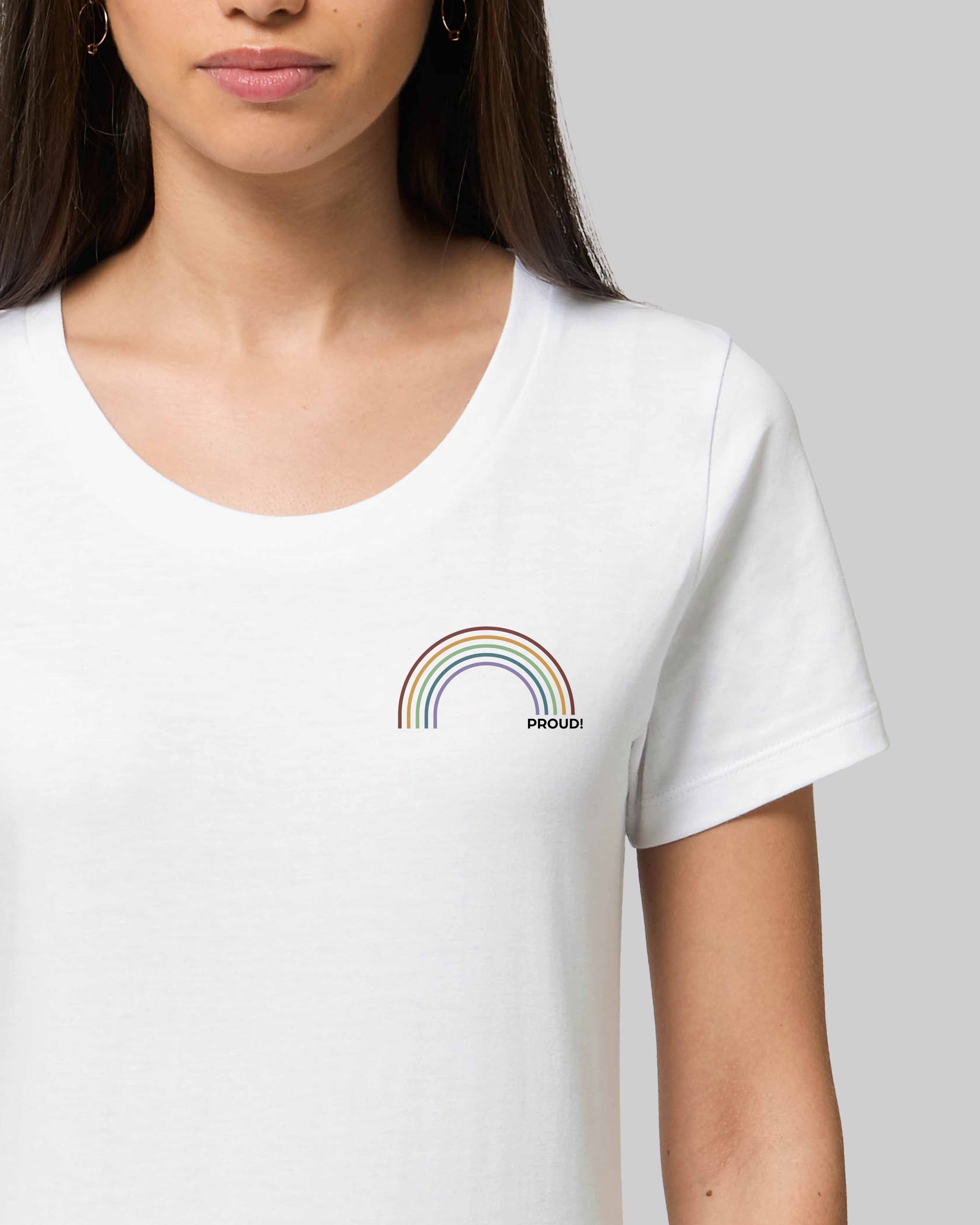 EINHORST® Organic Shirt tailliert in "Weiß" mit dem Motiv "proud Regenbogen" in der Kombination bunter Regenbogen mit schwarzer Schrift, Bild von weiblicher Person mit Shirt