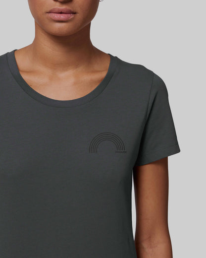 EINHORST® Organic Shirt tailliert in "Anthracite" mit dem Motiv "proud Regenbogen" in der Kombination schwarzer Regenbogen mit schwarzer Schrift, Bild von weiblicher Person mit Shirt