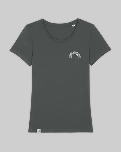 EINHORST® Organic Shirt tailliert in "Anthracite" mit dem Motiv "proud Regenbogen" in der Kombination weißer Regenbogen mit weißer Schrift, Bild von Shirt von vorne