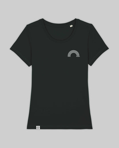 EINHORST® Organic Shirt tailliert in "Schwarz" mit dem Motiv "queer Regenbogen" in der Kombination weißer Regenbogen mit weißer Schrift, Bild von Shirt von vorne