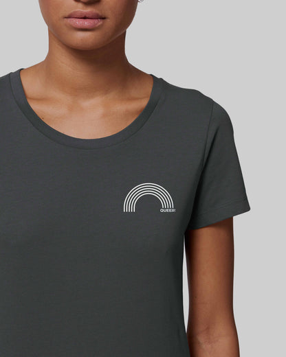 EINHORST® Organic Shirt tailliert in "Anthracite" mit dem Motiv "queer Regenbogen" in der Kombination weißer Regenbogen mit weißer Schrift, Bild von weiblicher Person mit Shirt