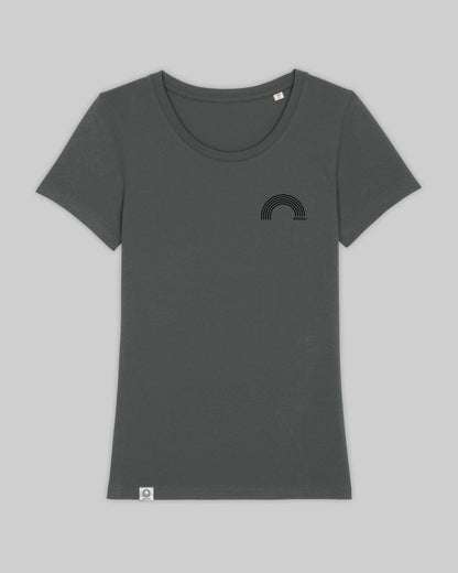 EINHORST® Organic Shirt tailliert in "Anthracite" mit dem Motiv "equal Regenbogen" in der Kombination schwarzer Regenbogen mit schwarzer Schrift, Bild von Shirt von vorne