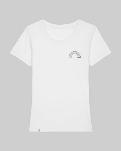 EINHORST® Organic Shirt tailliert in "Weiß" mit dem Motiv "lgbtq+ Regenbogen" in der Kombination bunter Regenbogen mit schwarzer Schrift, Bild von Shirt von vorne