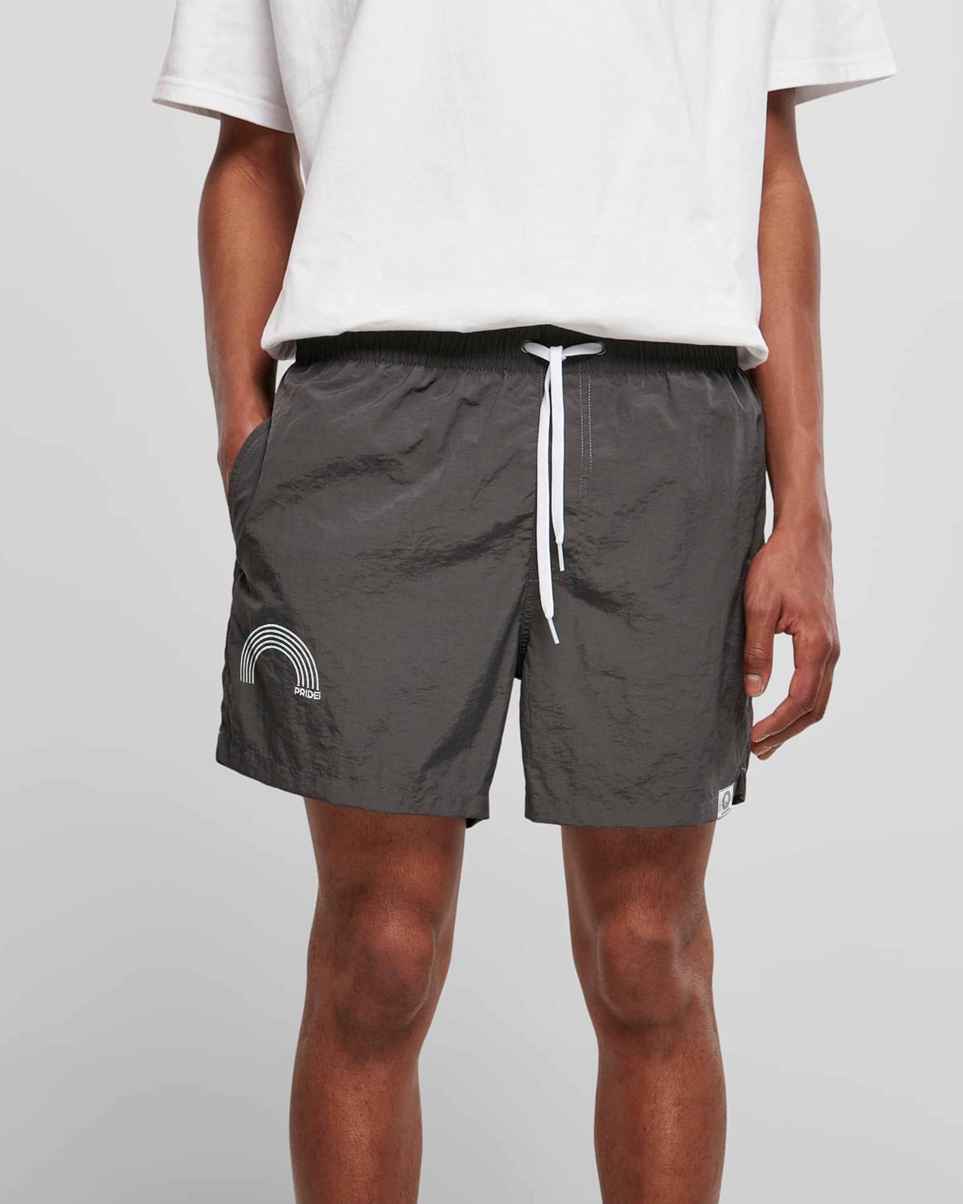 EINHORST® Schwimm- & Sportshorts mit dem Motiv "pride-Regenbogen" in der Farbe "Darkshadow", Bild von einer männlichen Person von vorne, die die Shorts trägt