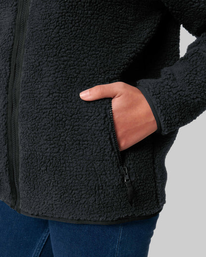 EINHORST® unisex Sherpa Sweatshirt in Schwarz mit dem Motiv "pride-Regenbogen", Nahaufnahme von Tasche mit Reißverschluss